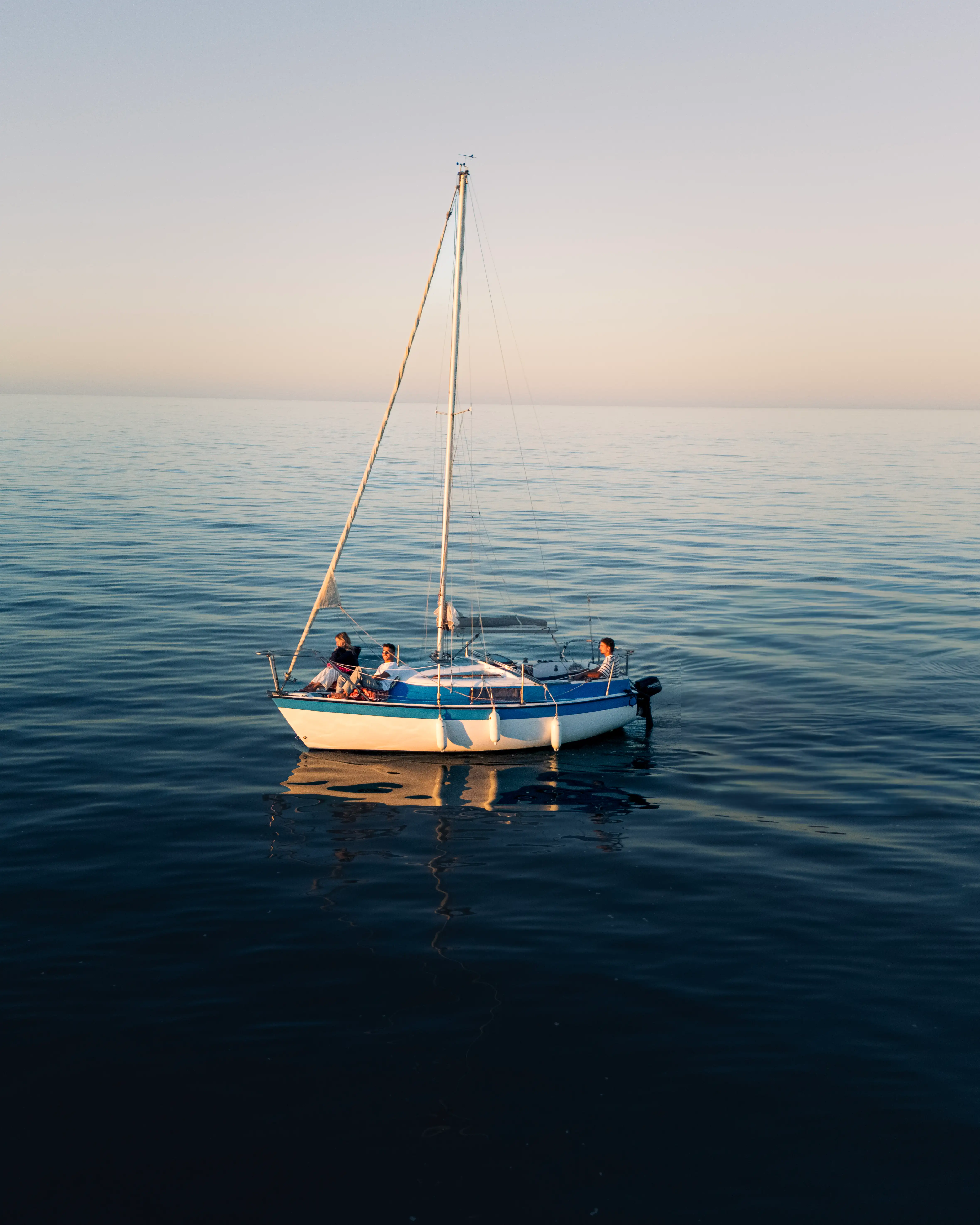 barco no meio do nada com os tres